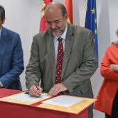 Firma del protocolo entre Caballero y Martínez Guijarro