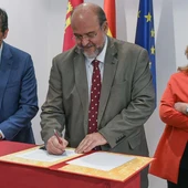 Firma del protocolo entre Caballero y Martínez Guijarro Firma del protocolo entre Caballero y Martínez Guijarro