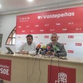 De izda a dcha, Manuel Martínez López-Alcorocho, secretario general del PSOE de Valdepeñas, y Jesús Martín, candidato socialista y alcalde de la ciudad