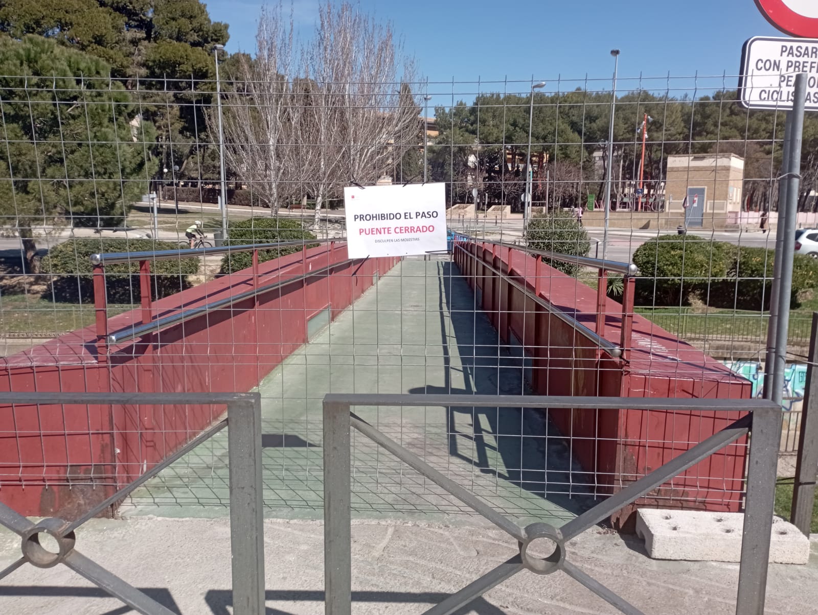 Cerrada la pasarela sobre el río Isuela Cerrada la pasarela sobre el río Isuela