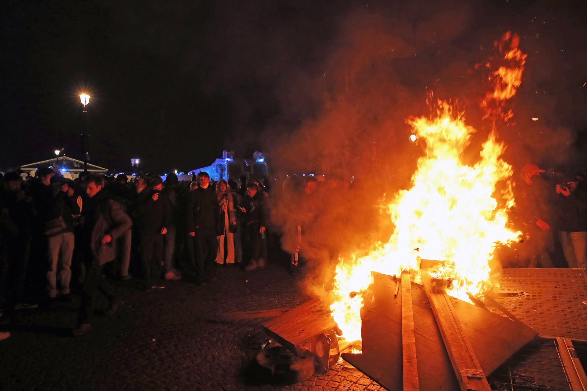 La Policía dispersa a miles de manifestantes en París por las protestas contra la reforma de las pensiones La Policía dispersa a miles de manifestantes en París por las protestas contra la reforma de las pensiones