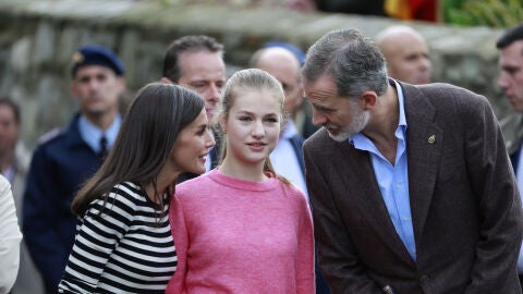 La princesa Leonor junto al Rey y la Reina en una foto de archivo