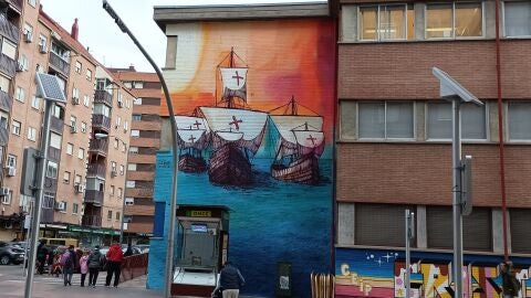 El artista complutense Manu Cardiel elabora un nuevo mural en el CEIP Crist&oacute;bal Col&oacute;n de Alcal&aacute; de Henares
