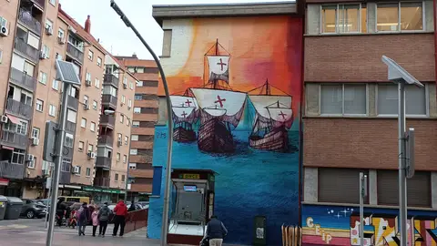 El artista complutense Manu Cardiel elabora un nuevo mural en el CEIP Cristóbal Colón de Alcalá de Henares El artista complutense Manu Cardiel elabora un nuevo mural en el CEIP Cristóbal Colón de Alcalá de Henares