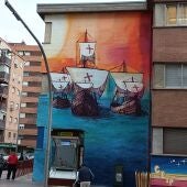 El artista complutense Manu Cardiel elabora un nuevo mural en el CEIP Cristóbal Colón de Alcalá de Henares