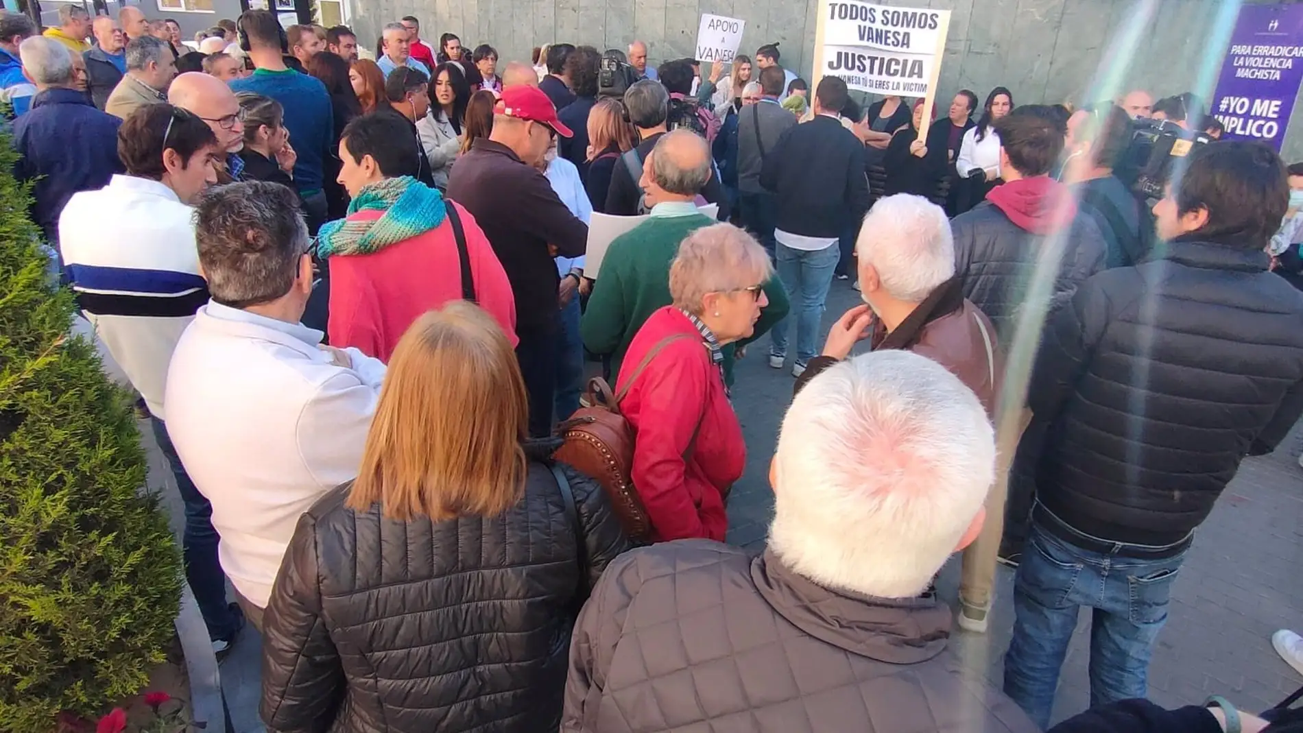 Concentración bronca en Maracena en apoyo a la edil secuestrada por quien era pareja de la alcaldesa