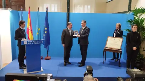 Alfredo Canteli entrega la medalla de Oro de Oviedo al director gerente de la Fundación Vinjoy, Adolfo Rivas. - EUROPA PRESS. Alfredo Canteli entrega la medalla de Oro de Oviedo al director gerente de la Fundación Vinjoy, Adolfo Rivas. - EUROPA PRESS.