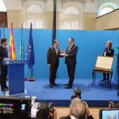 Alfredo Canteli entrega la medalla de Oro de Oviedo al director gerente de la Fundación Vinjoy, Adolfo Rivas. - EUROPA PRESS.