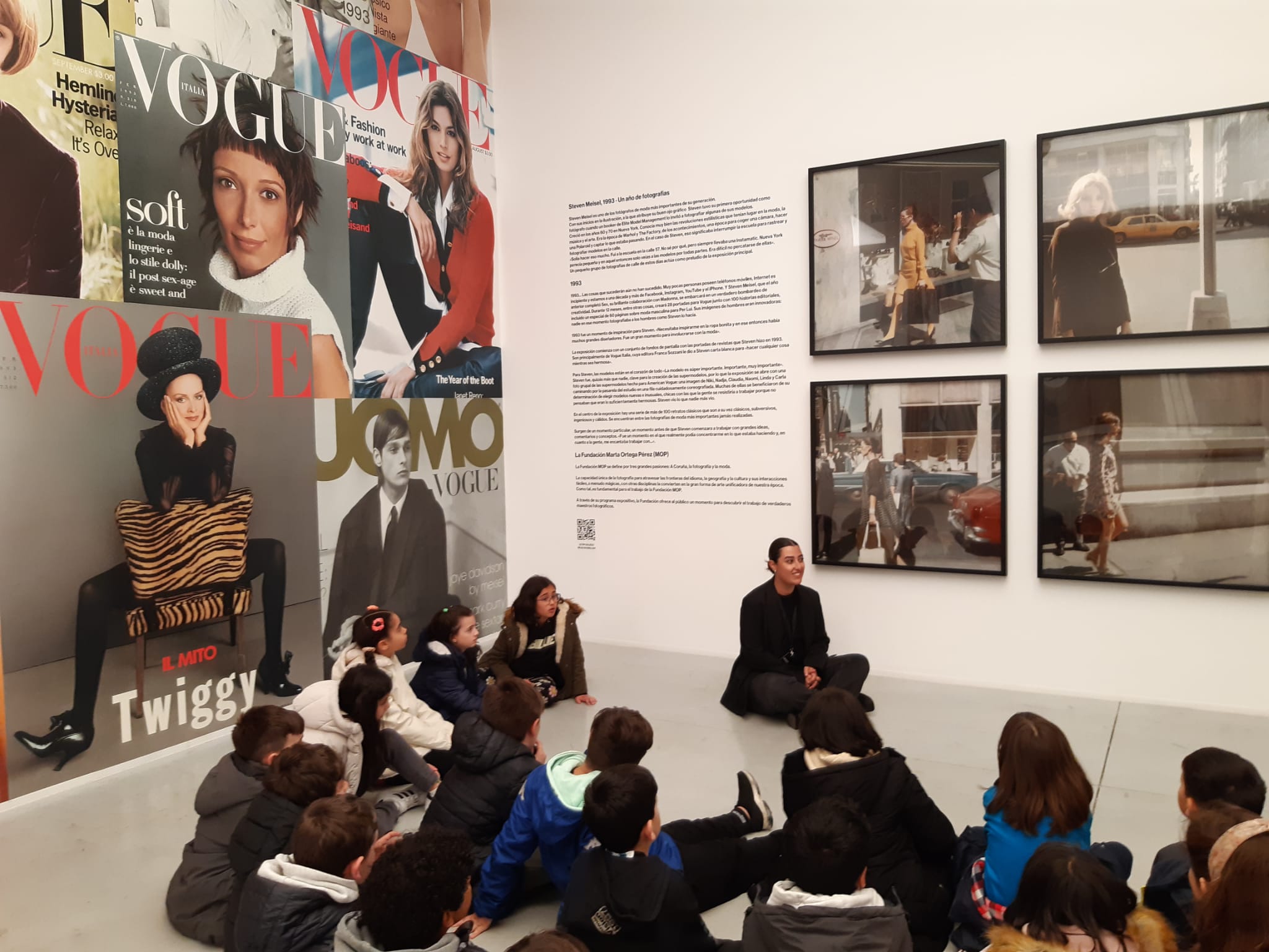 De visita a la exposición Meisel 93 con alumnos del Wenceslao Fernández Flórez en vísperas del día de la fiesta de las Pepitas en Ferrol De visita a la exposición Meisel 93 con alumnos del Wenceslao Fernández Flórez en vísperas del día de la fiesta de las Pepitas en Ferrol