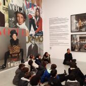 Visita de alumnos del Wenceslao Fernández Flórez a la exposición Meisel 93