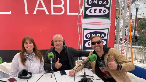 Nuestro colaborador Manu Vives, con Juan Pellicer del grupo Resilientes y la periodista Marta Fullera. Nuestro colaborador Manu Vives, con Juan Pellicer del grupo Resilientes y la periodista Marta Fullera.