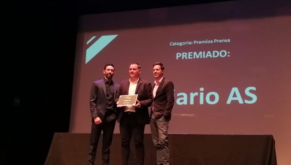 David Esteve, recibe el premio por su trabajo en el Diario AS
