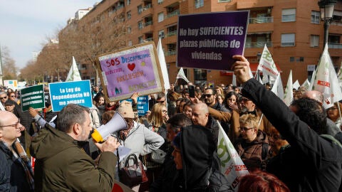 Imagen de archivo con centenares de personas concentradas para mostrar su rechazo a los recortes en las ayudas.