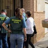 Agentes de la Guardia Civil registraron el domicilio de Antonio Caba, uno de los detenidos
