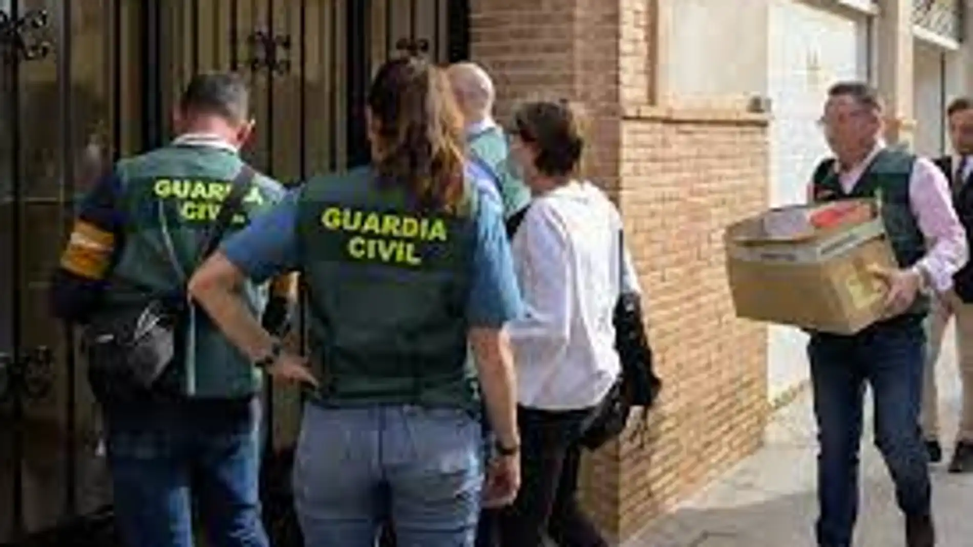 Agentes de la Guardia Civil registraron el domicilio de Antonio Caba, uno de los detenidos