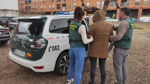 La Guardia Civil detiene en Picassent a una mujer que estafó y prendió fuego a la casa de un septuagenario