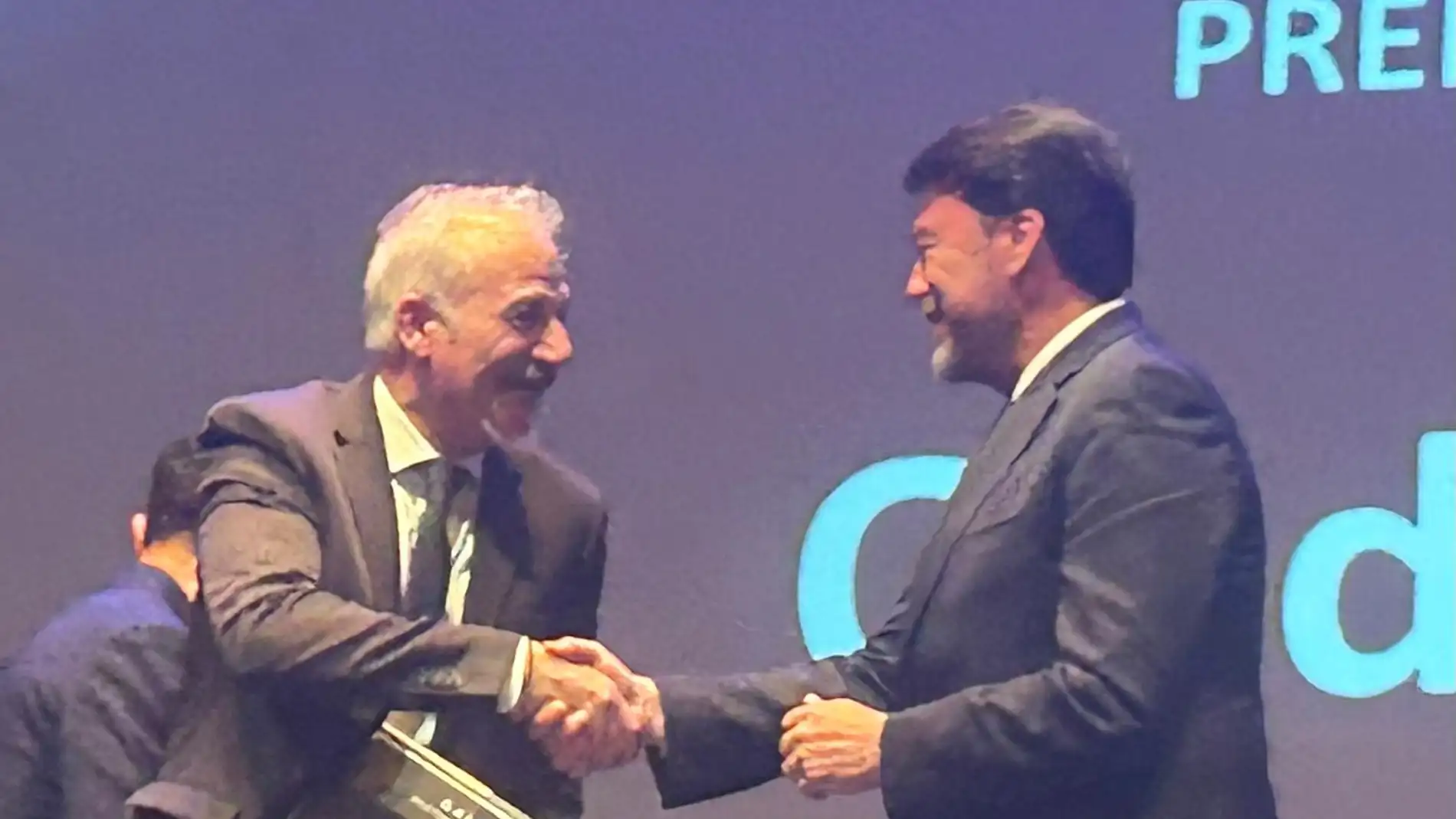 El director de Onda Cero Alicante Antonio Robles, recoge el premio de manos de Luis Barcala 