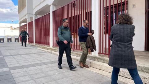 Antonio Caba entrando en los juzgados de Manzanares 