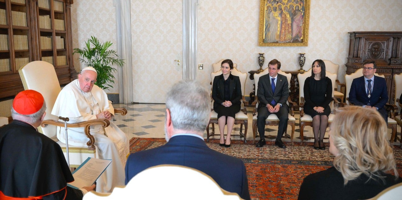 El Papa Francisco recibe a Almeida en El Vaticano como "el heredero de la gran Manuela" El Papa Francisco recibe a Almeida en El Vaticano como "el heredero de la gran Manuela"