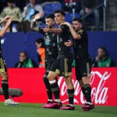 Jugadores del Celta celebran su victoria al Espanyol