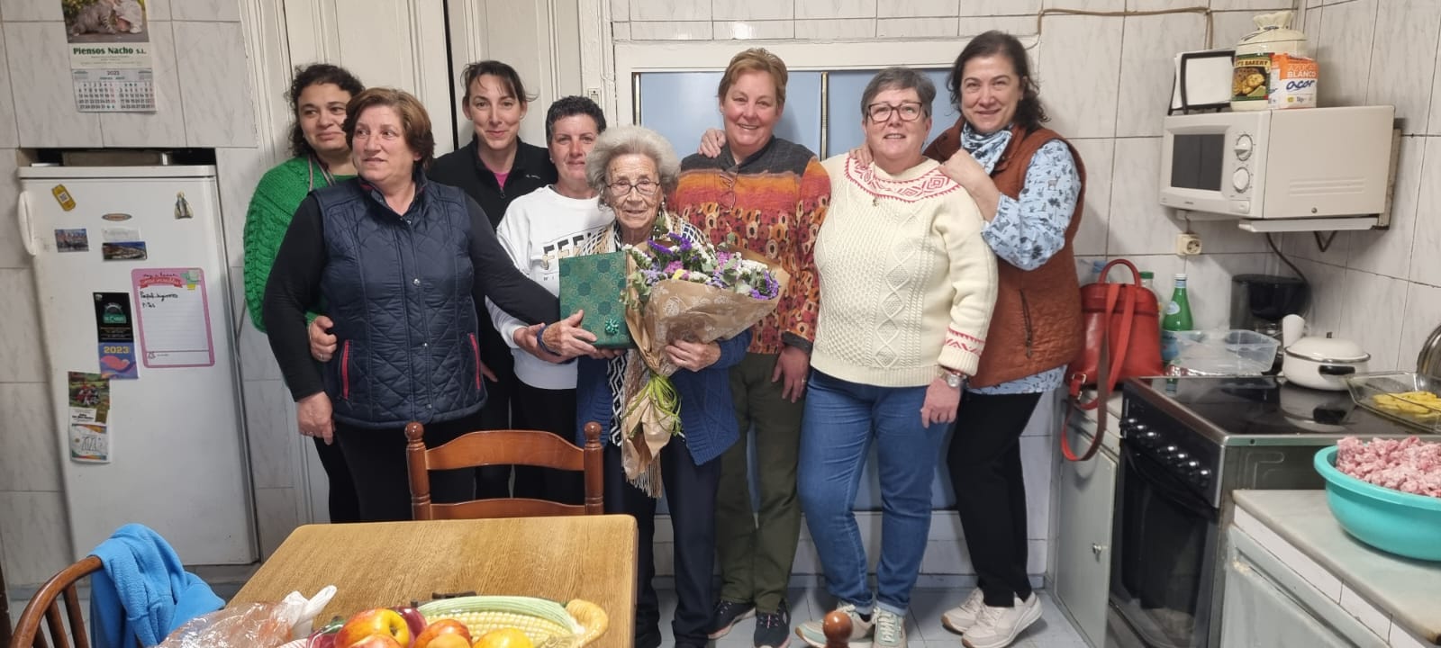 La localidad piloñesa de Coya reconoció este sábado a la Madre y Padre Mayores durante la comida del socio del colectivo El Roblón La localidad piloñesa de Coya reconoció este sábado a la Madre y Padre Mayores durante la comida del socio del colectivo El Roblón