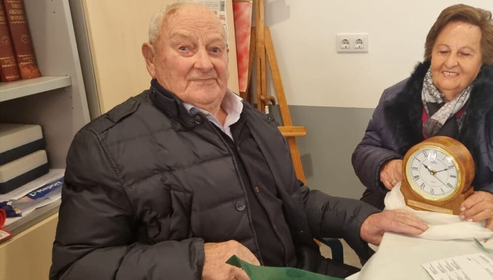 El Padre Mayor recibe su obsequio