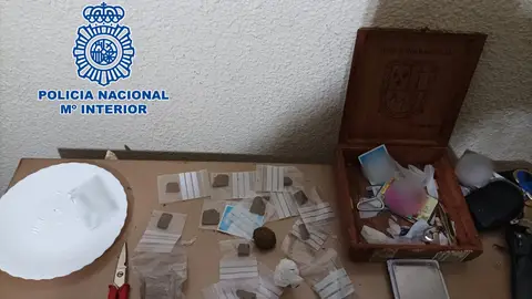 Parte de las sustancias estupefacientes incautadas al detenido por la Policía Nacional de Elche. Parte de las sustancias estupefacientes incautadas al detenido por la Policía Nacional de Elche.