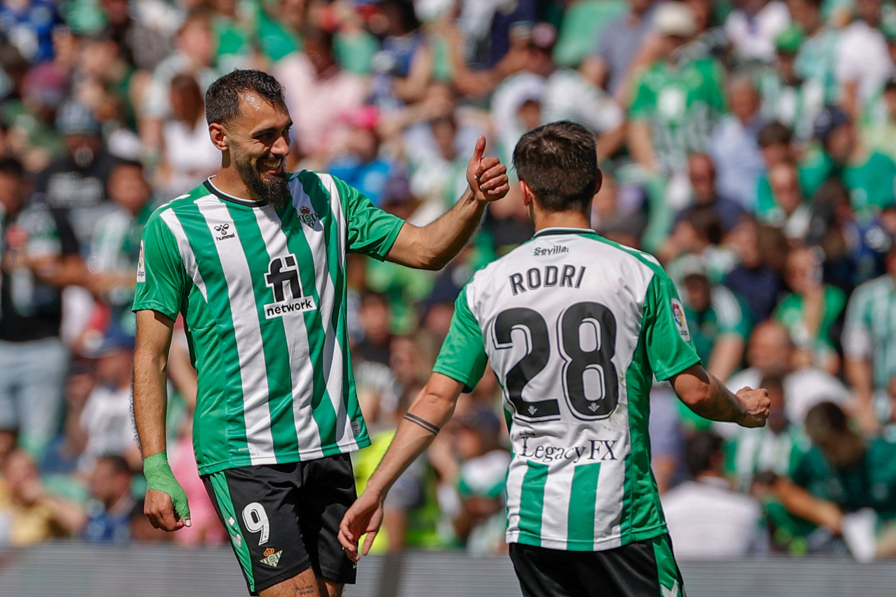 Borja Iglesias redime al Betis y lo mantiene al acecho de la 'Champions' Borja Iglesias redime al Betis y lo mantiene al acecho de la 'Champions'
