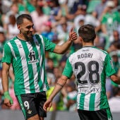 Borja Iglesias y Rodri celebran un gol en el Estadio Benito Villamarín.