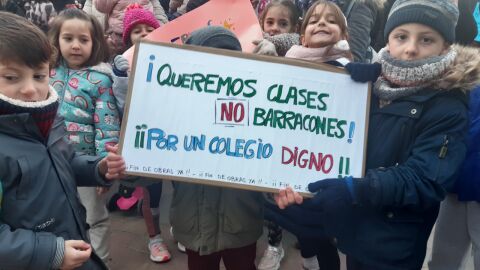 Concentración de alumnos y padres para reivindicar el reinicio de las obras