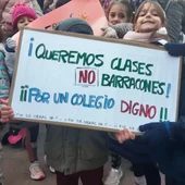 Concentración de alumnos y padres para reivindicar el reinicio de las obras Concentración de alumnos y padres para reivindicar el reinicio de las obras