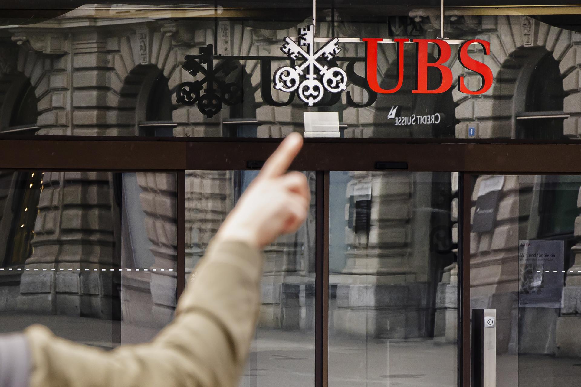 UBS acuerda la compra de Credit Suisse por 2.000 millones de euros UBS acuerda la compra de Credit Suisse por 2.000 millones de euros