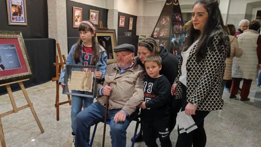 Modesto Barro con su familia