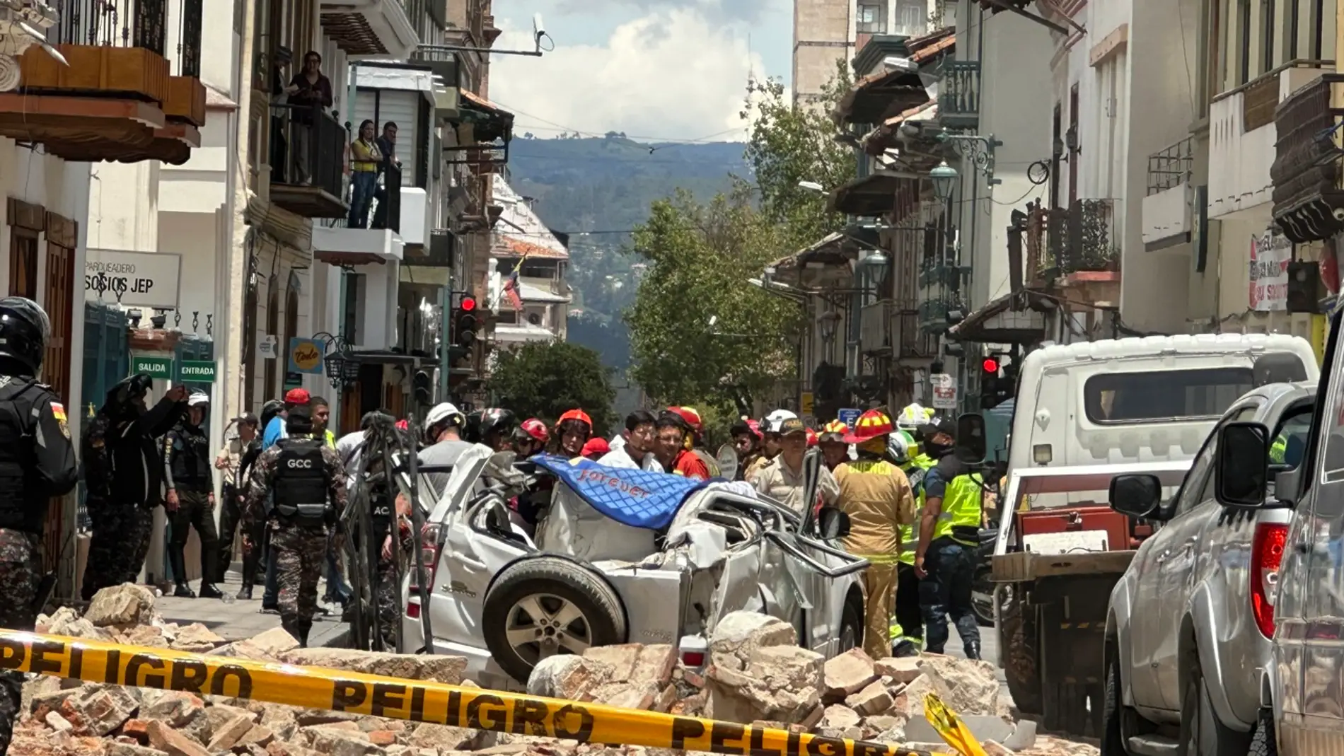 Al menos 14 muertos y más de 300 heridos por un terremoto en Ecuador