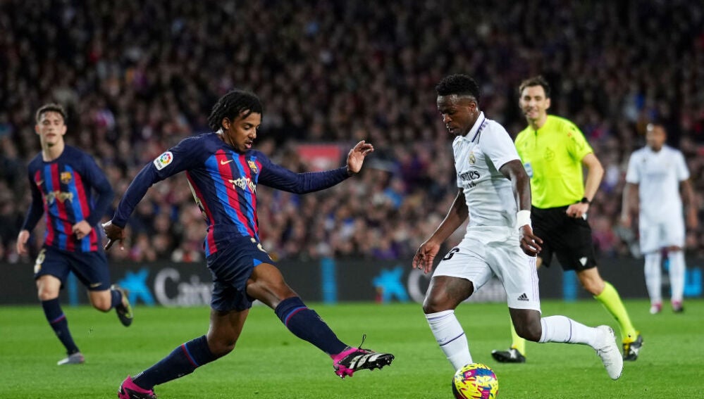 Koundé y Vinicius durante El Clásico