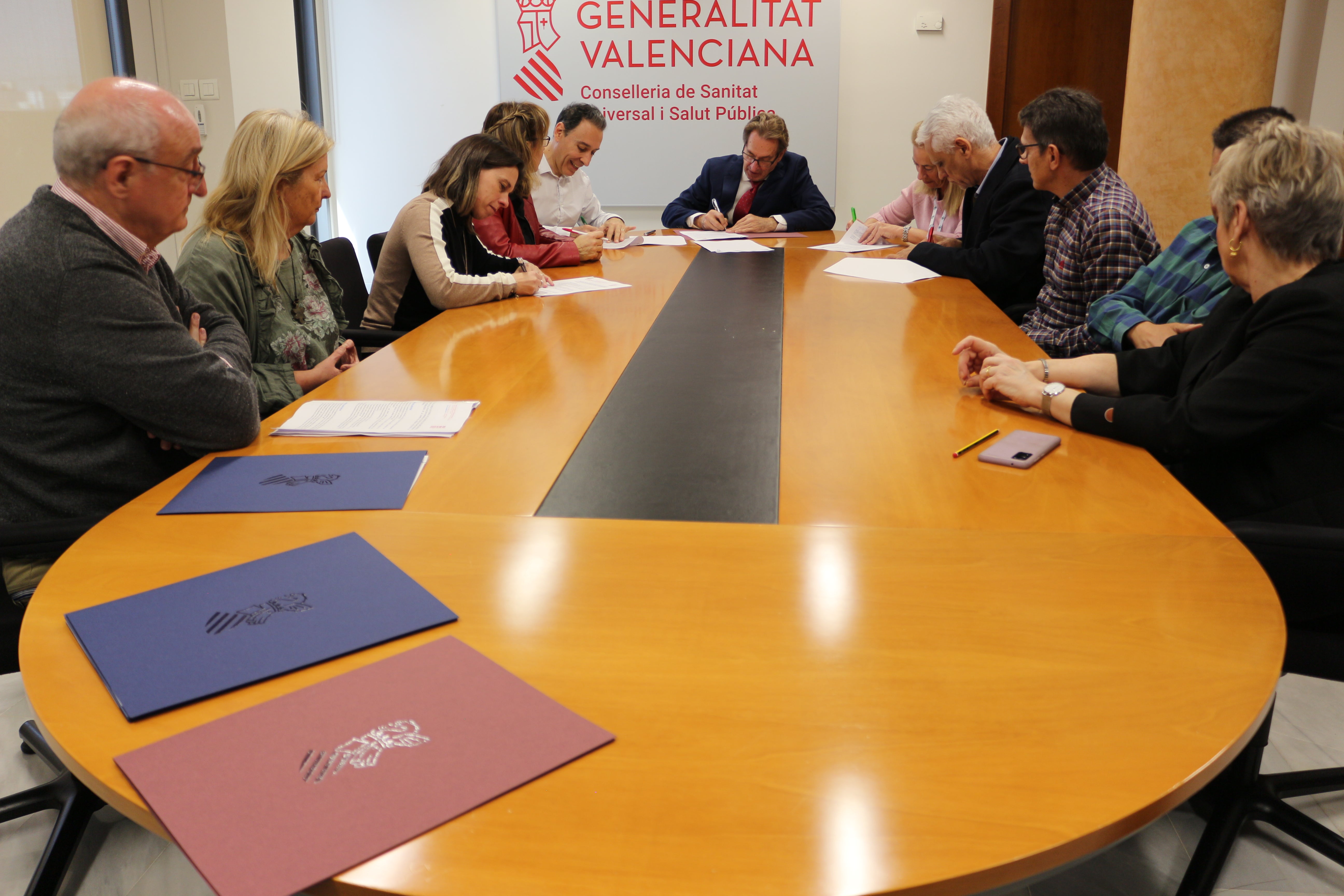 Firmado un acuerdo "histórico" que favorecerá seguir construyendo un sistema público de salud fuerte en la Comunitat Valenciana Firmado un acuerdo "histórico" que favorecerá seguir construyendo un sistema público de salud fuerte en la Comunitat Valenciana
