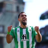 Borja Iglesias celebra un gol con el Betis