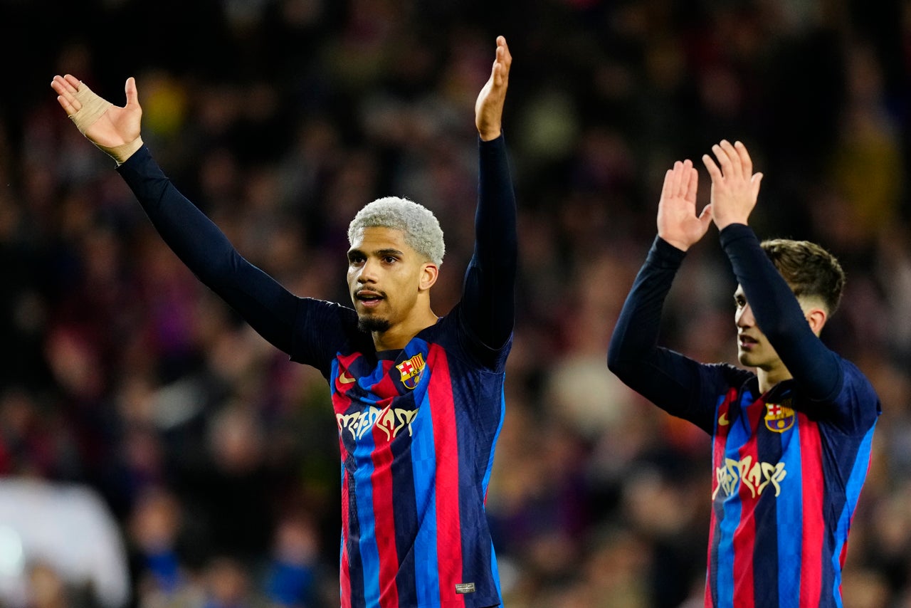 Araujo y De Jong causan baja con sus selecciones Araujo y De Jong causan baja con sus selecciones