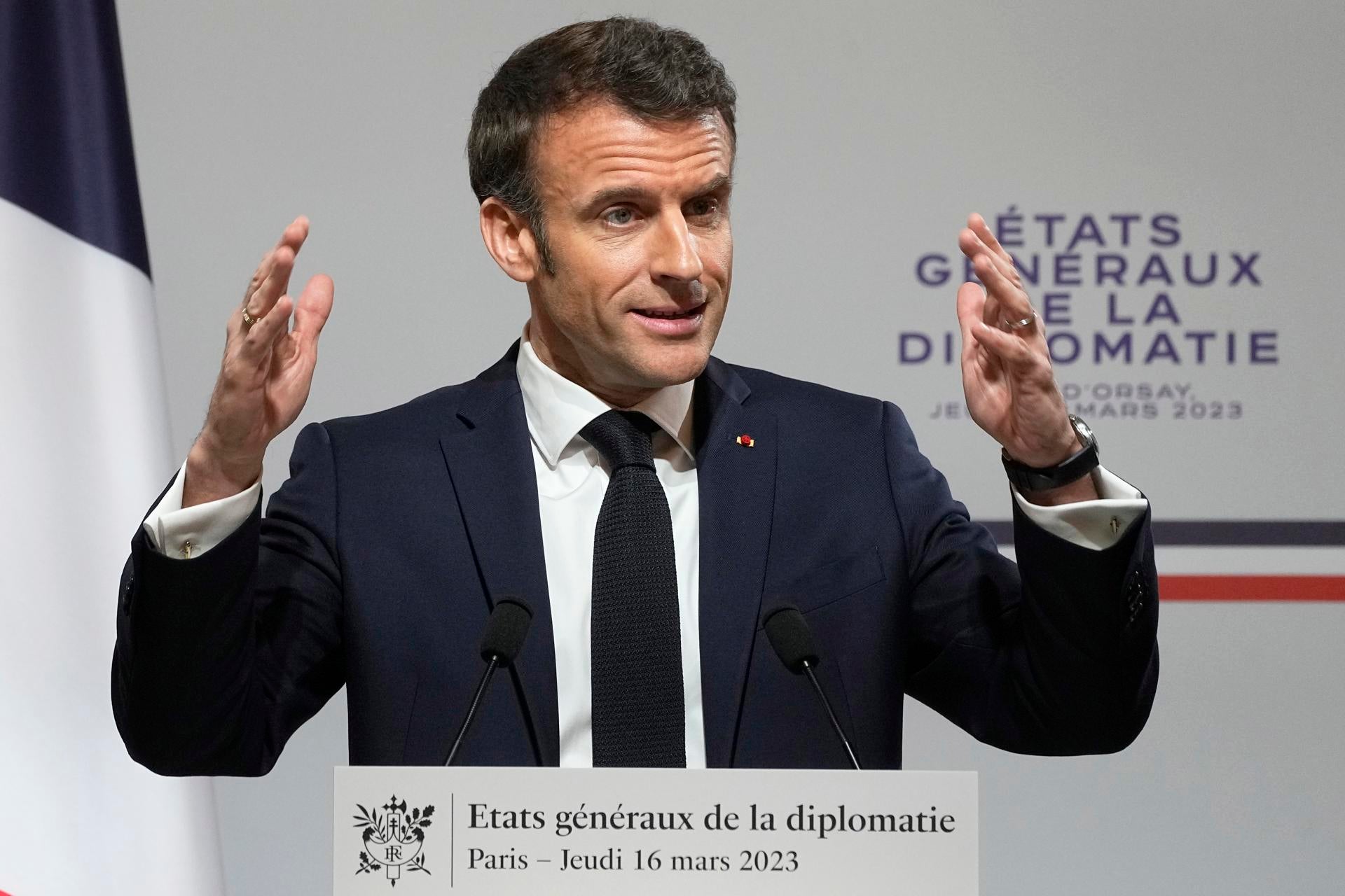 Macron promulga de madrugada la ley de la reforma de las pensiones en Francia Macron promulga de madrugada la ley de la reforma de las pensiones en Francia