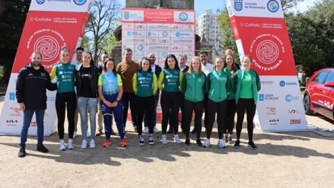 Presidente da Federaci&oacute;n galega de ciclismo Juan Carlos Mu&ntilde;iz, co alcalde de Pontevedra con diferentes deportista