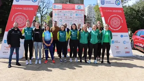 Presentación do GP Cidade de Pontevedra de ciclismo feminimo Presidente da Federación galega de ciclismo Juan Carlos Muñiz, co alcalde de Pontevedra con diferentes deportista