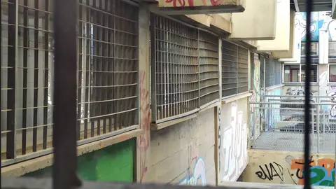 Imagen de la deformación de la carpintería metálica sorolla