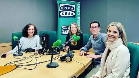 El director del IES Son Cladera, Manuel Blanco, acompañado de las dos jefas de estudio de centro, Iziar Pérez y Vanessa Alonso, junto a la periodista Elka Dimitrova en Onda Cero Premio Onda Cero Mallorca 2023 de la Educación recae en el IES Son Cladera