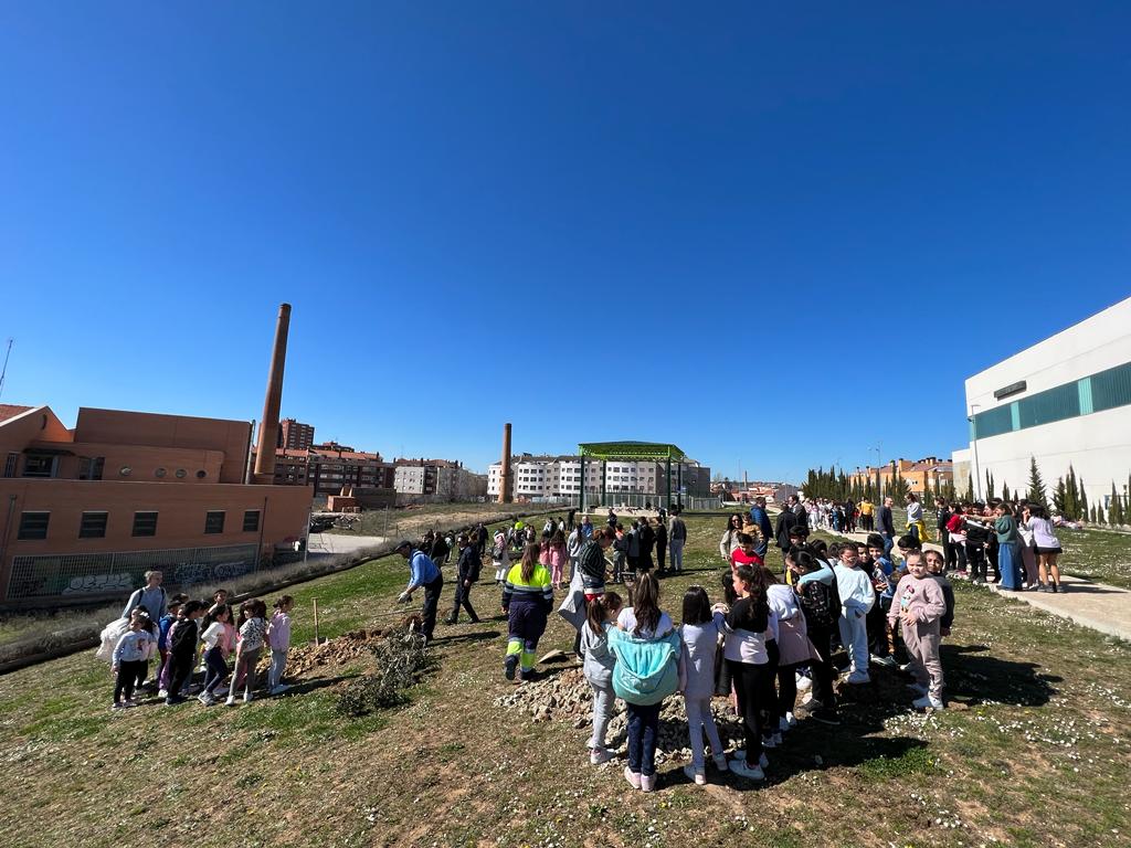 El Ayuntamiento de Palencia celebra el Día del Árbol con la plantación de 12 encinas en los entornos del Pabellón Mariano Haro El Ayuntamiento de Palencia celebra el Día del Árbol con la plantación de 12 encinas en los entornos del Pabellón Mariano Haro
