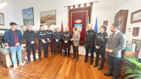 El alcalde recibe a los nuevos agentes El alcalde recibe a los nuevos agentes