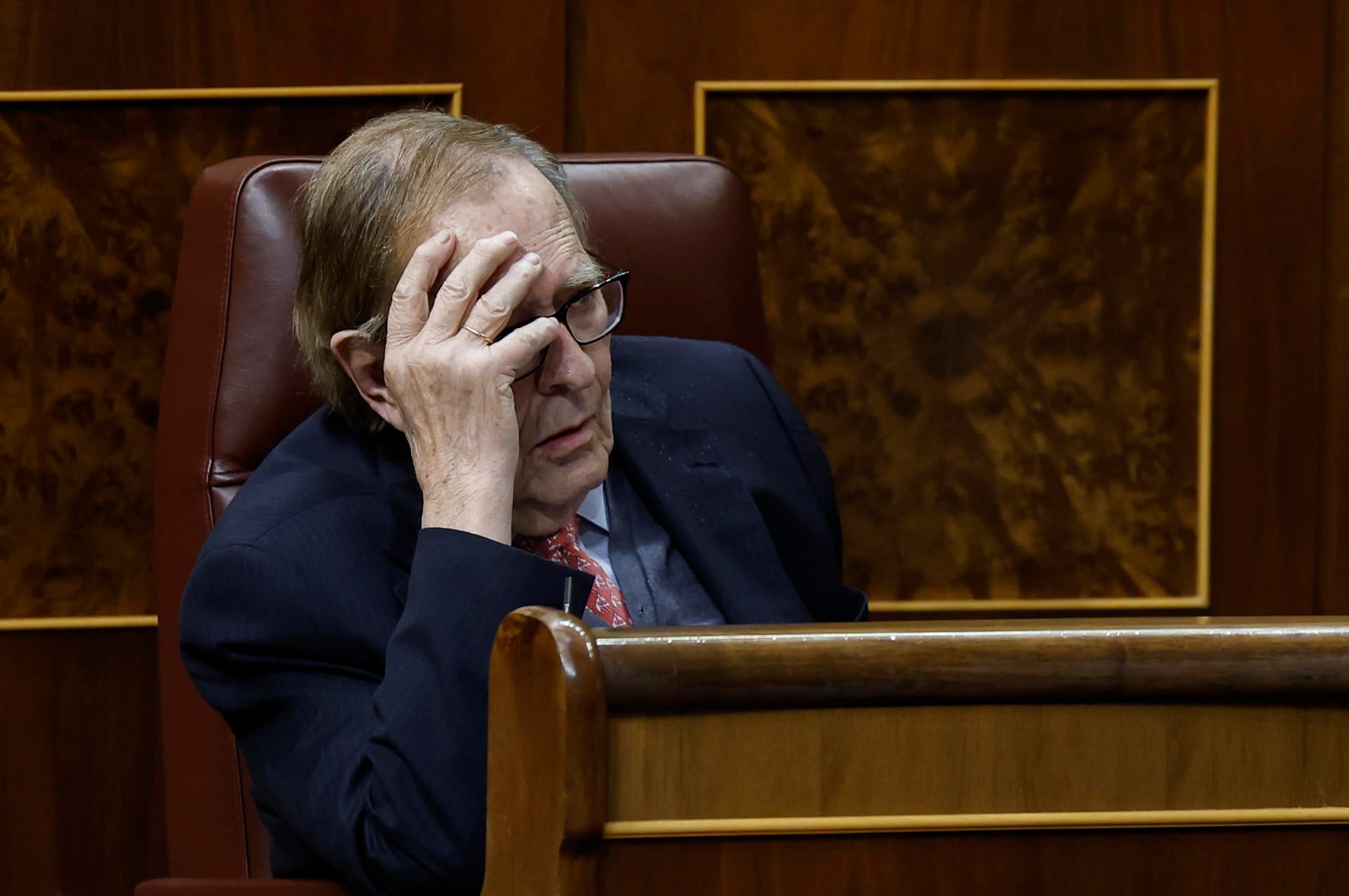 El enfado de Tamames con el tiempo de réplica de Pedro Sánchez: "Estamos siendo muy reiterativos" El enfado de Tamames con el tiempo de réplica de Pedro Sánchez: "Estamos siendo muy reiterativos"