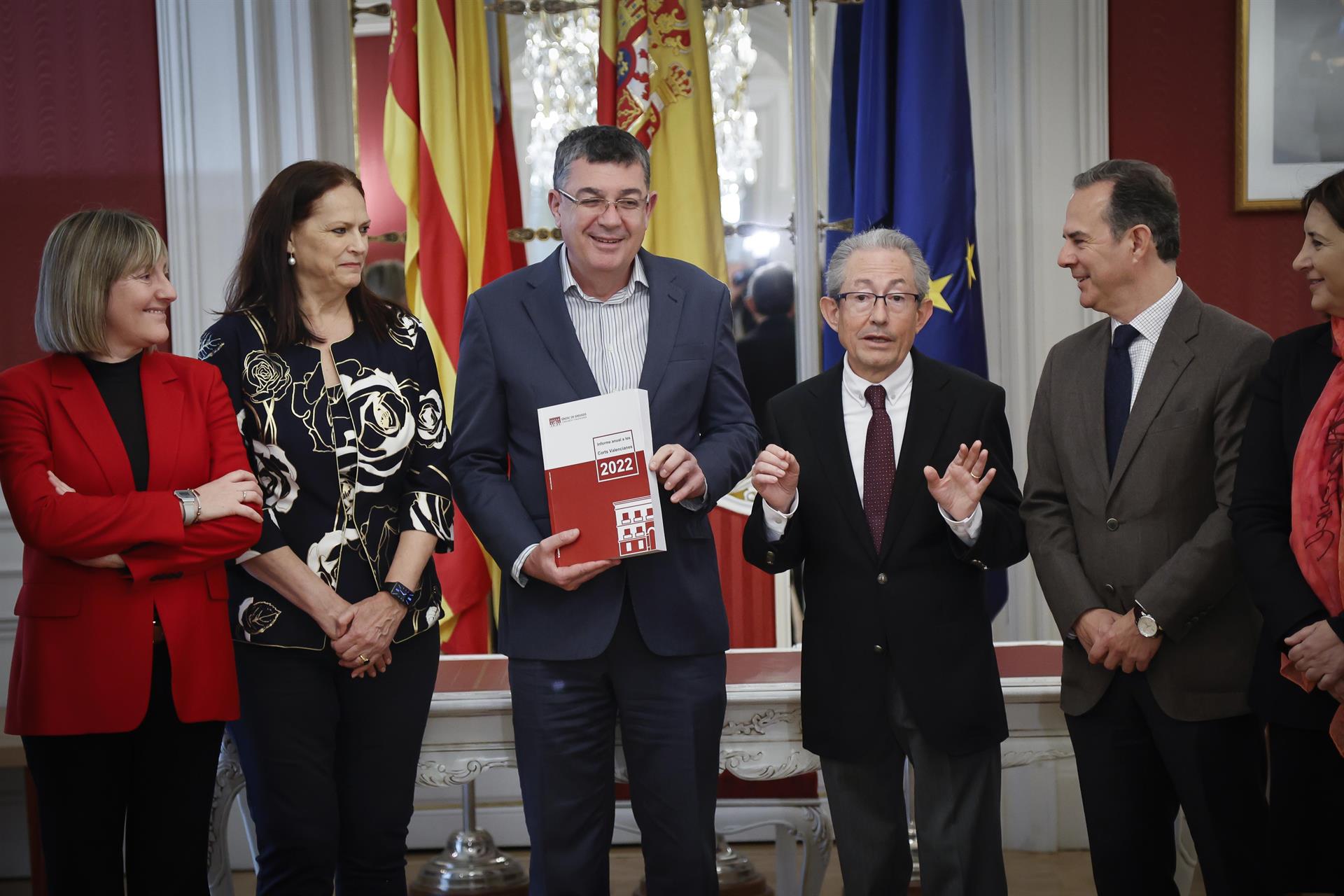 El Síndic de Greuges ve a la administración como un "territorio hostil" para el ciudadano: "Falta empatía de muchos funcionarios" El Síndic de Greuges ve a la administración como un "territorio hostil" para el ciudadano: "Falta empatía de muchos funcionarios"