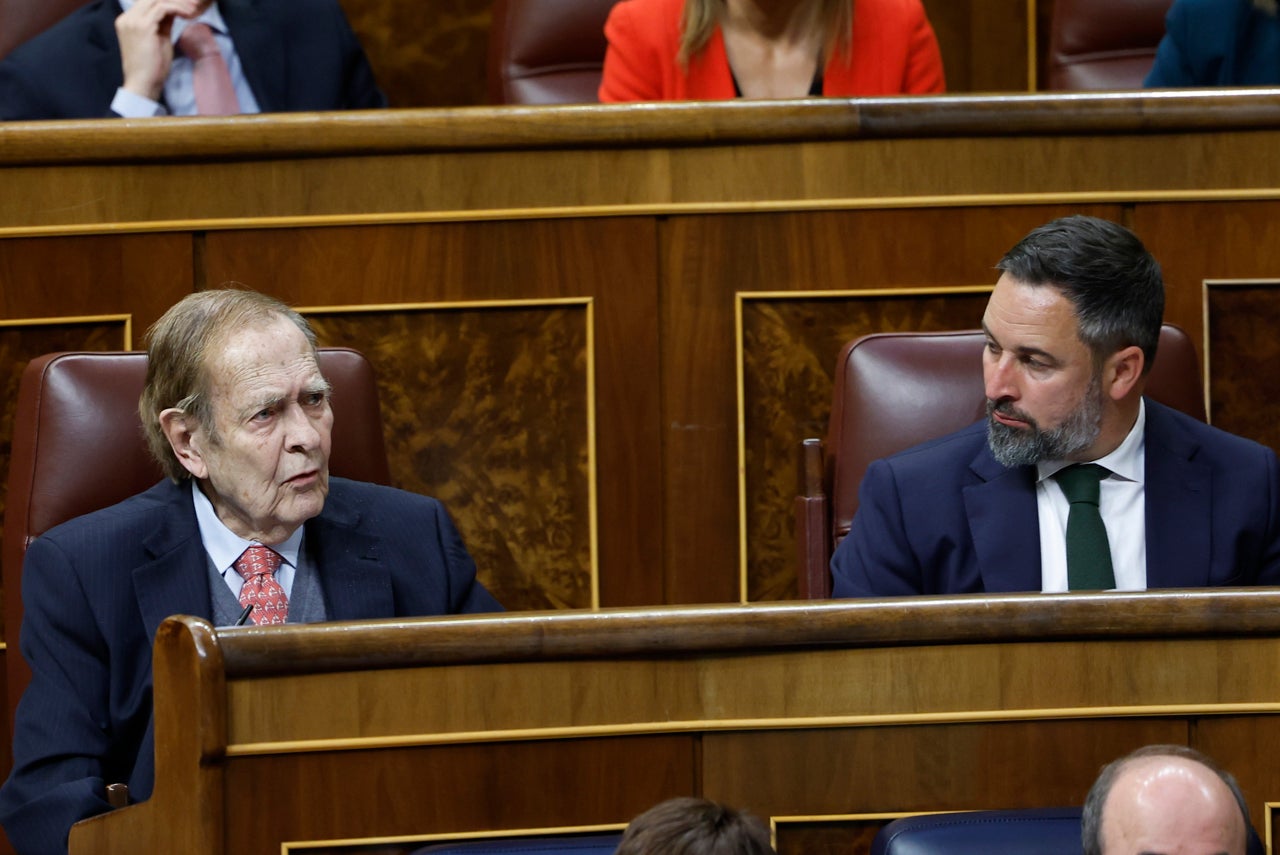Tamames pide un "cambio radical" y Sánchez carga contra el PP en una maratoniana sesión en el Congreso Tamames pide un "cambio radical" y Sánchez carga contra el PP en una maratoniana sesión en el Congreso