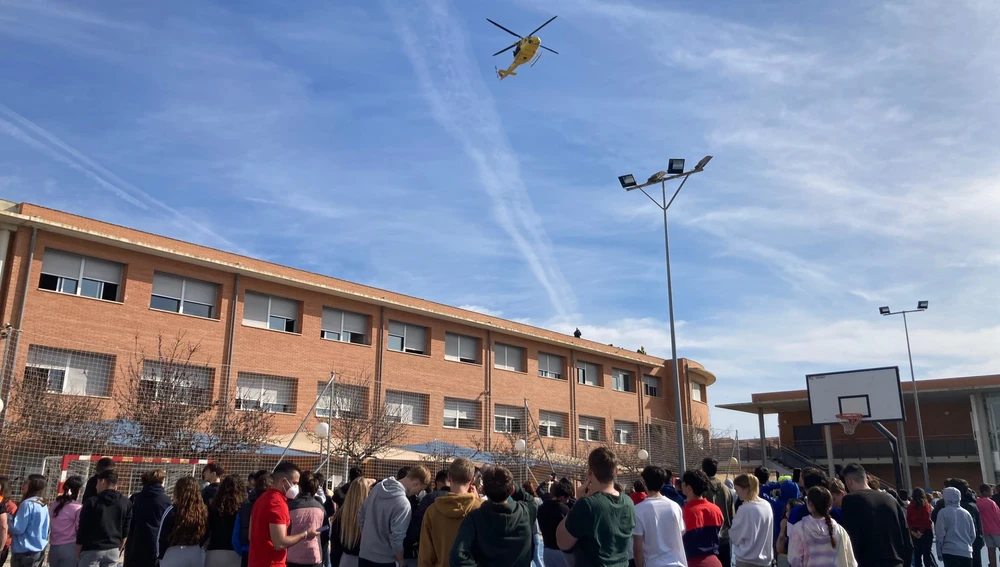El helicóptero de los Bomberos sobrevuela el IES Mare Nostrum simulando la localización y evacuación de heridos