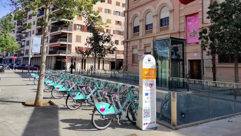 Imagen de archivo de una estación de servicio de bicicletas. Imagen de archivo de una estación de servicio de bicicletas.